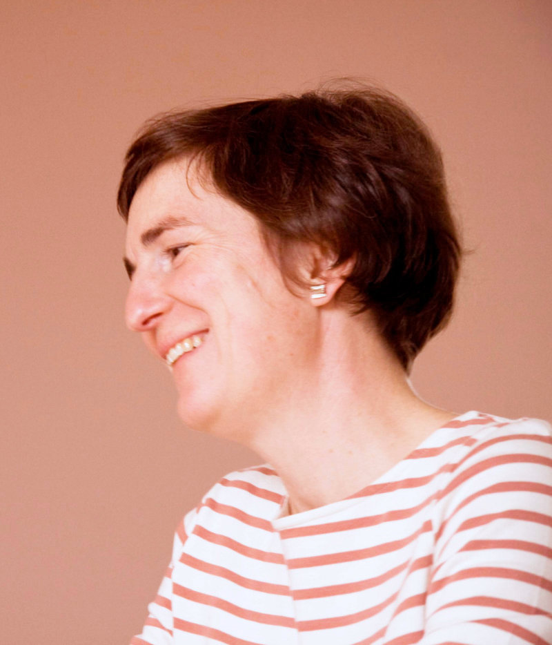 Portret van Hanne De Meyer in profiel en lachend
